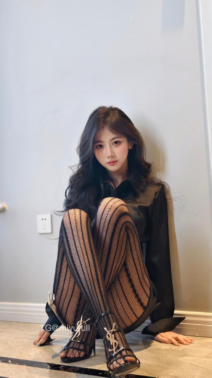 刘二萌 2025-07-06 20:39:34 菱形竖条纹黑丝 第4张