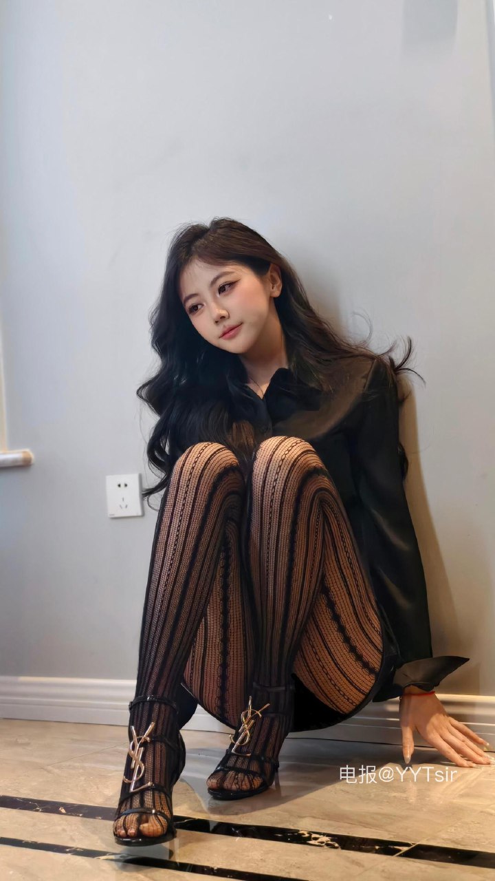 刘二萌 2025-07-06 20:39:34 菱形竖条纹黑丝 第2张