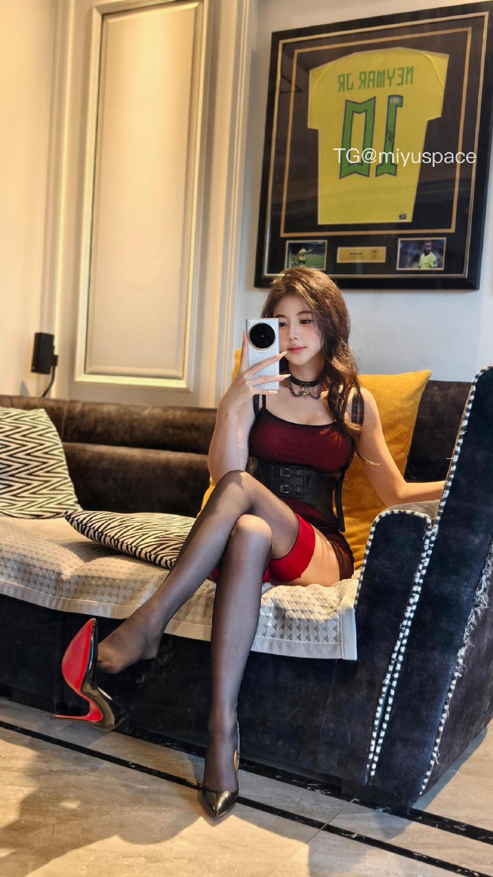 刘二萌 2025-07-07 19:42:34 开衩吊带网纱包臀裙情趣衣👅 第12张