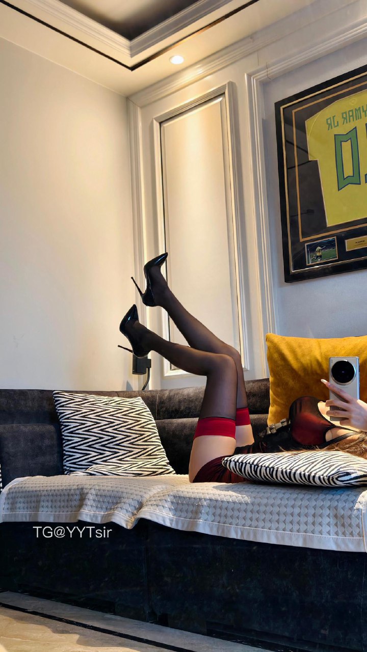 刘二萌 2025-07-07 19:42:34 开衩吊带网纱包臀裙情趣衣👅 第1张