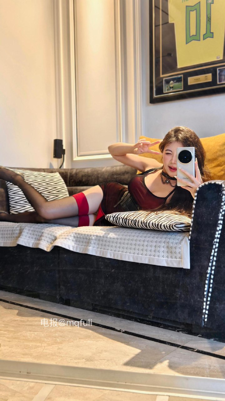 刘二萌 2025-07-07 19:42:34 开衩吊带网纱包臀裙情趣衣👅 第4张