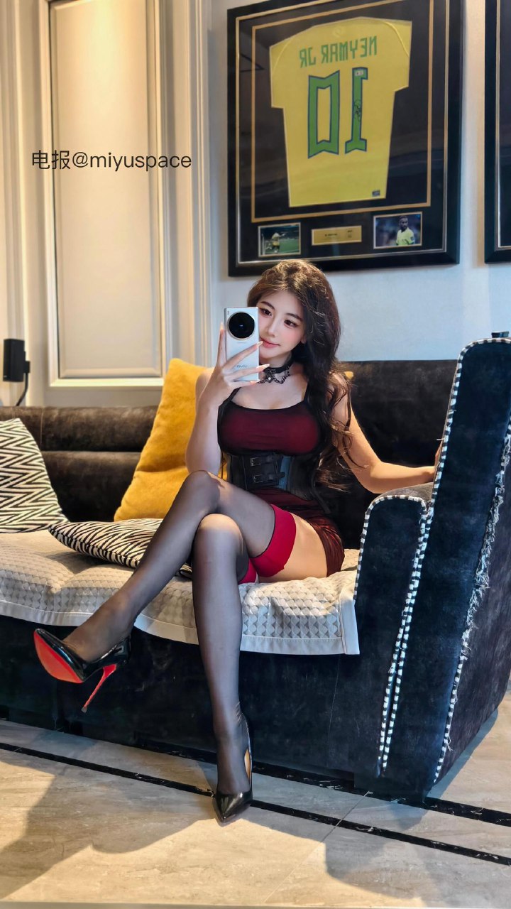 刘二萌 2025-07-07 19:42:34 开衩吊带网纱包臀裙情趣衣👅 第28张