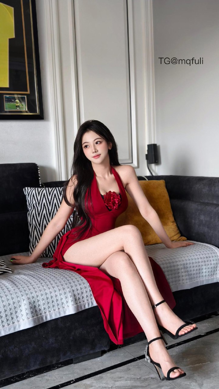 刘二萌 2025-07-07 20:17:43 亮色吊带裙 第3张