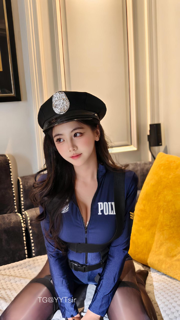 刘二萌 2025-07-08 12:34:30 兔子警官cos连体衣制服🥵 第10张