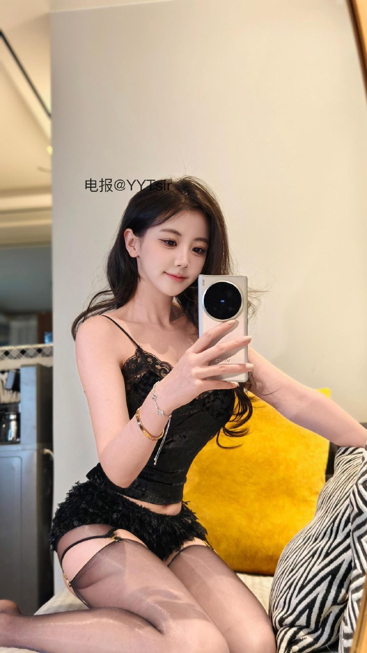 刘二萌 2025-07-08 12:41:25 蕾丝拼接吊 毛绒短裤两件套 第5张