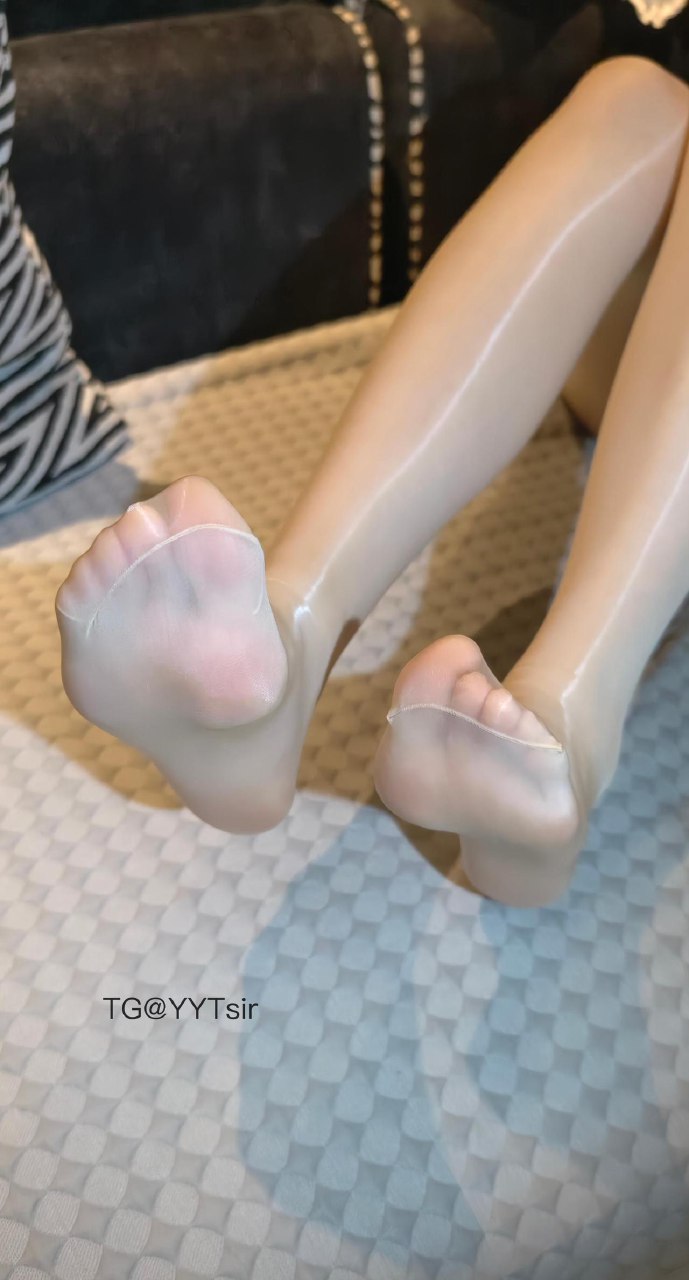 刘二萌 2025-07-08 12:59:51 纯欲花边褶皱V领连衣裙诱惑㊙️ 第10张