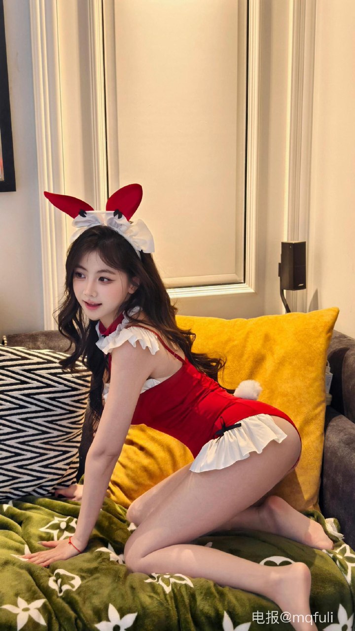 刘二萌 2025-07-08 13:56:00 圣诞cos兔女郎抹胸制服🔞 第3张