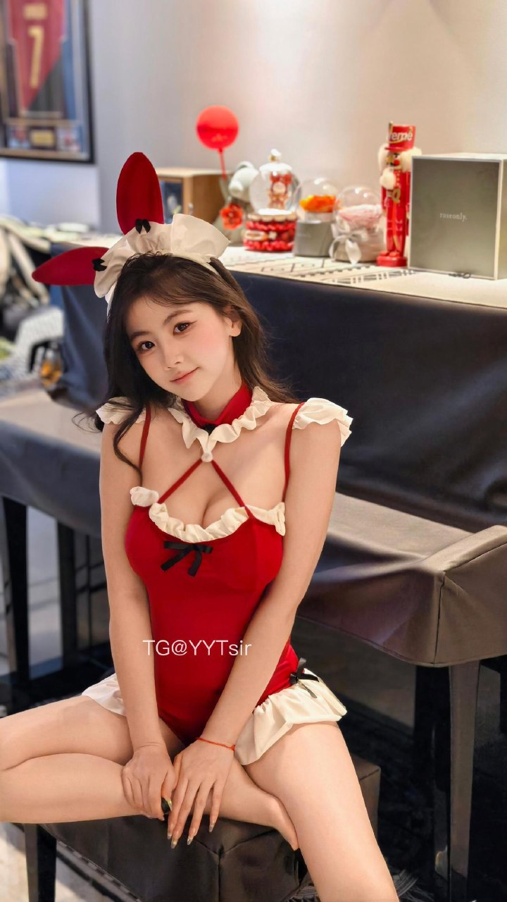 刘二萌 2025-07-08 13:56:00 圣诞cos兔女郎抹胸制服🔞 第8张