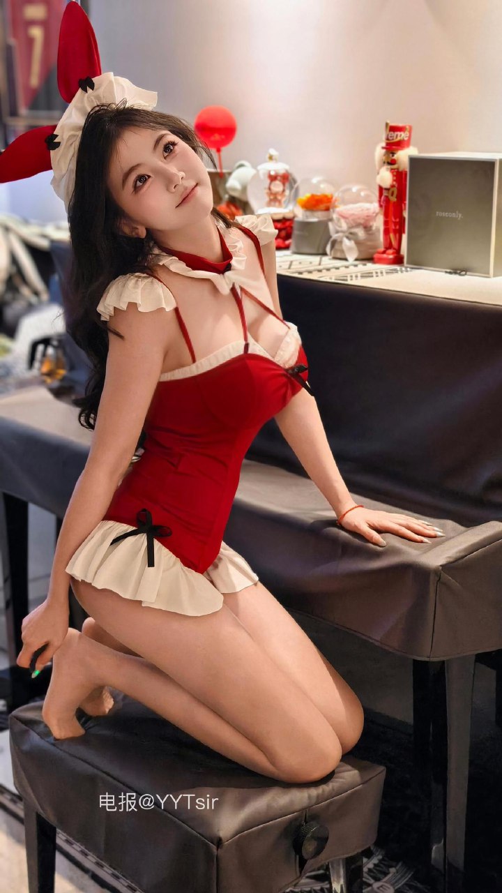 刘二萌 2025-07-08 13:56:00 圣诞cos兔女郎抹胸制服🔞 第6张