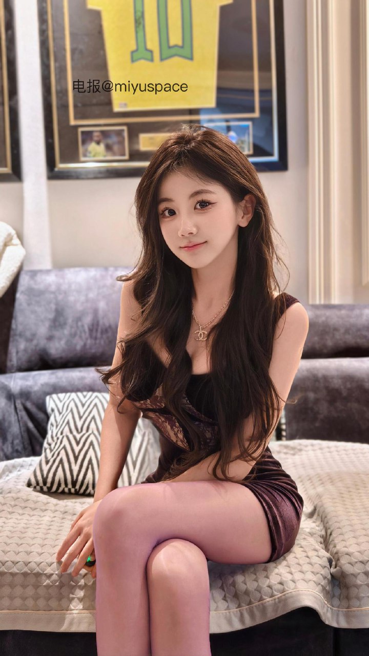 刘二萌 2025-07-08 14:54:24 纯欲拼接丝绒吊带包臀裙👅 第12张