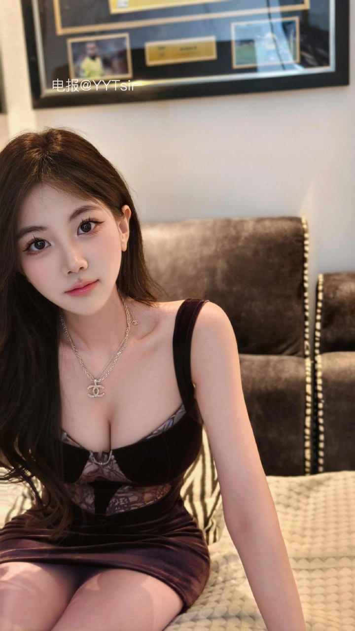 刘二萌 2025-07-08 14:54:24 纯欲拼接丝绒吊带包臀裙👅 第11张