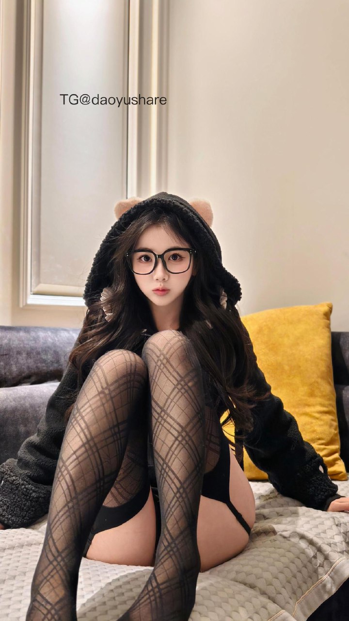 刘二萌 2025-07-09 11:16:27 黑色连体衣➕羊毛羔外套 第9张