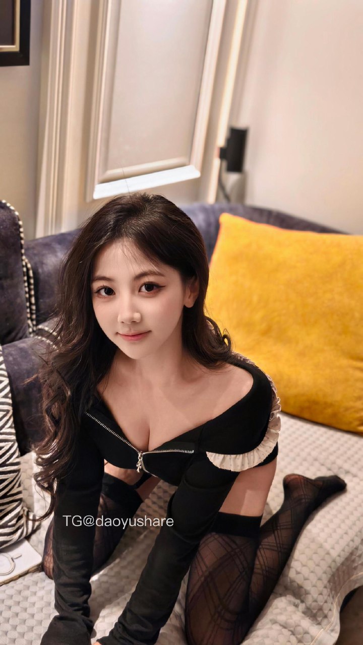 刘二萌 2025-07-09 11:16:27 黑色连体衣➕羊毛羔外套 第8张