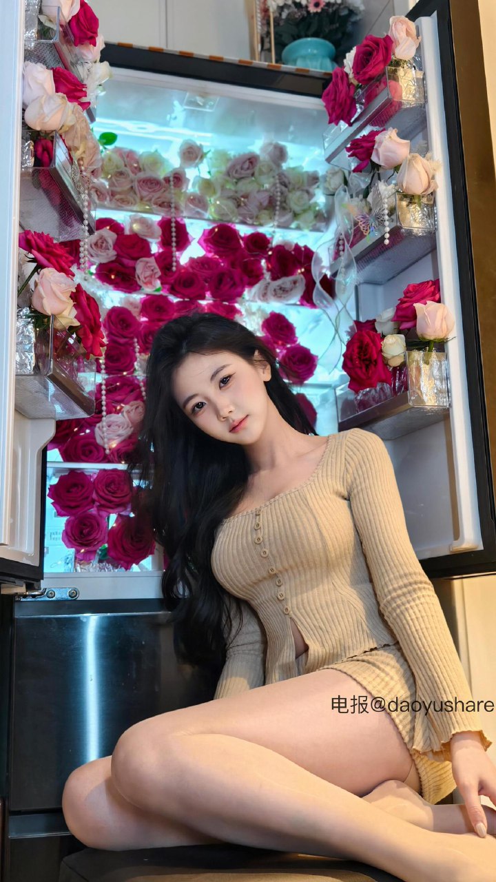 刘二萌 2025-07-09 11:22:50 杏色针织修身套装 第1张