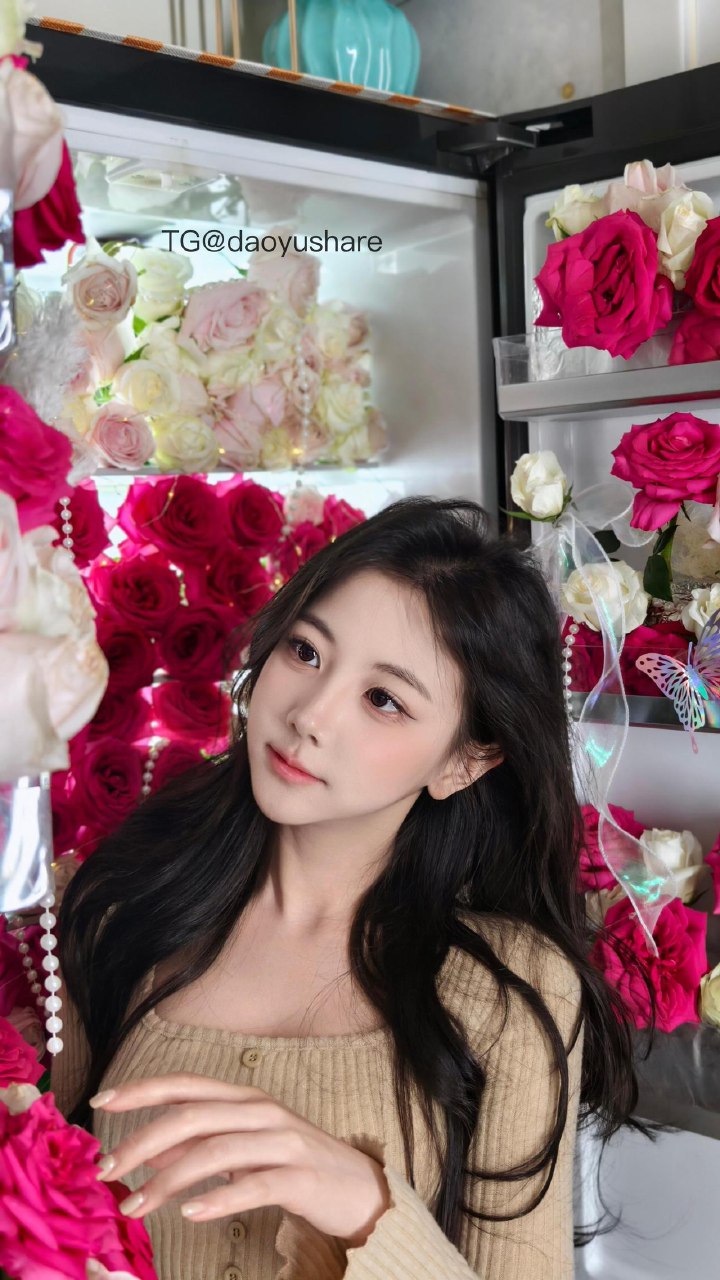 刘二萌 2025-07-09 11:22:50 杏色针织修身套装 第3张