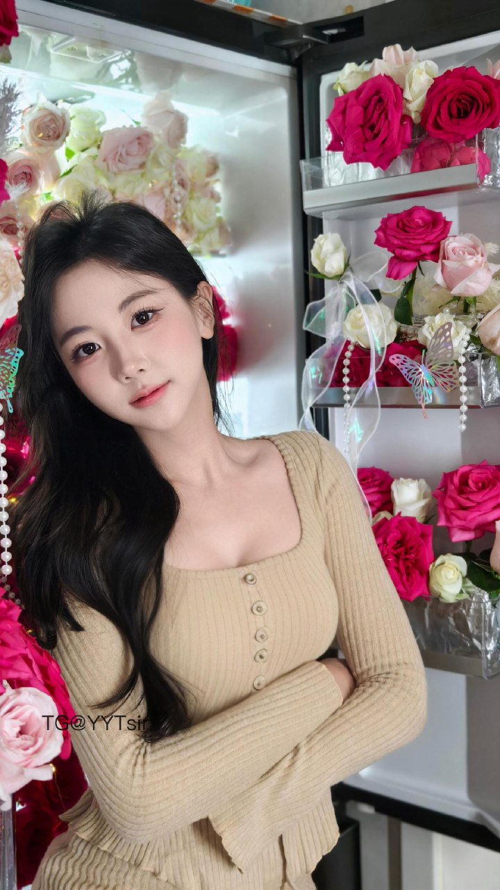 刘二萌 2025-07-09 11:22:50 杏色针织修身套装 第2张