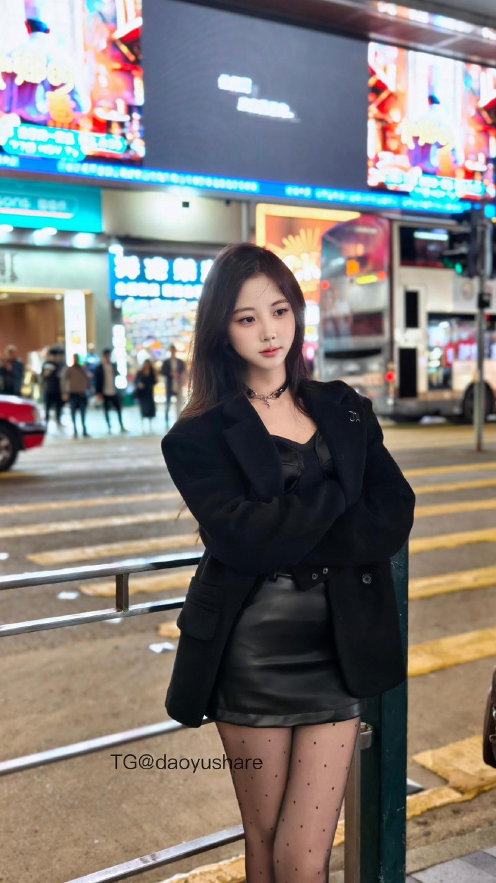 刘二萌 2025-07-09 11:50:27 鱼骨微透上衣➕皮质包臀裙 第4张