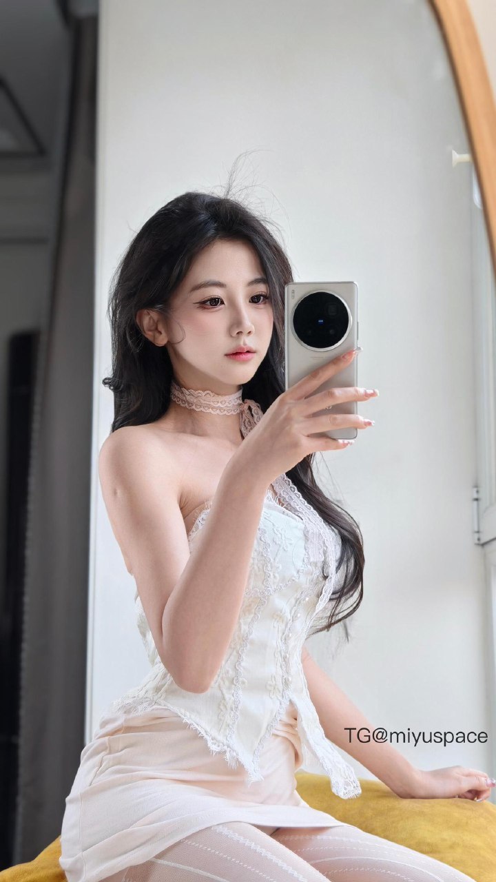 刘二萌 2025-07-09 14:51:29 鱼骨蕾丝抹胸➕竖条纹奶白丝袜👅 第10张