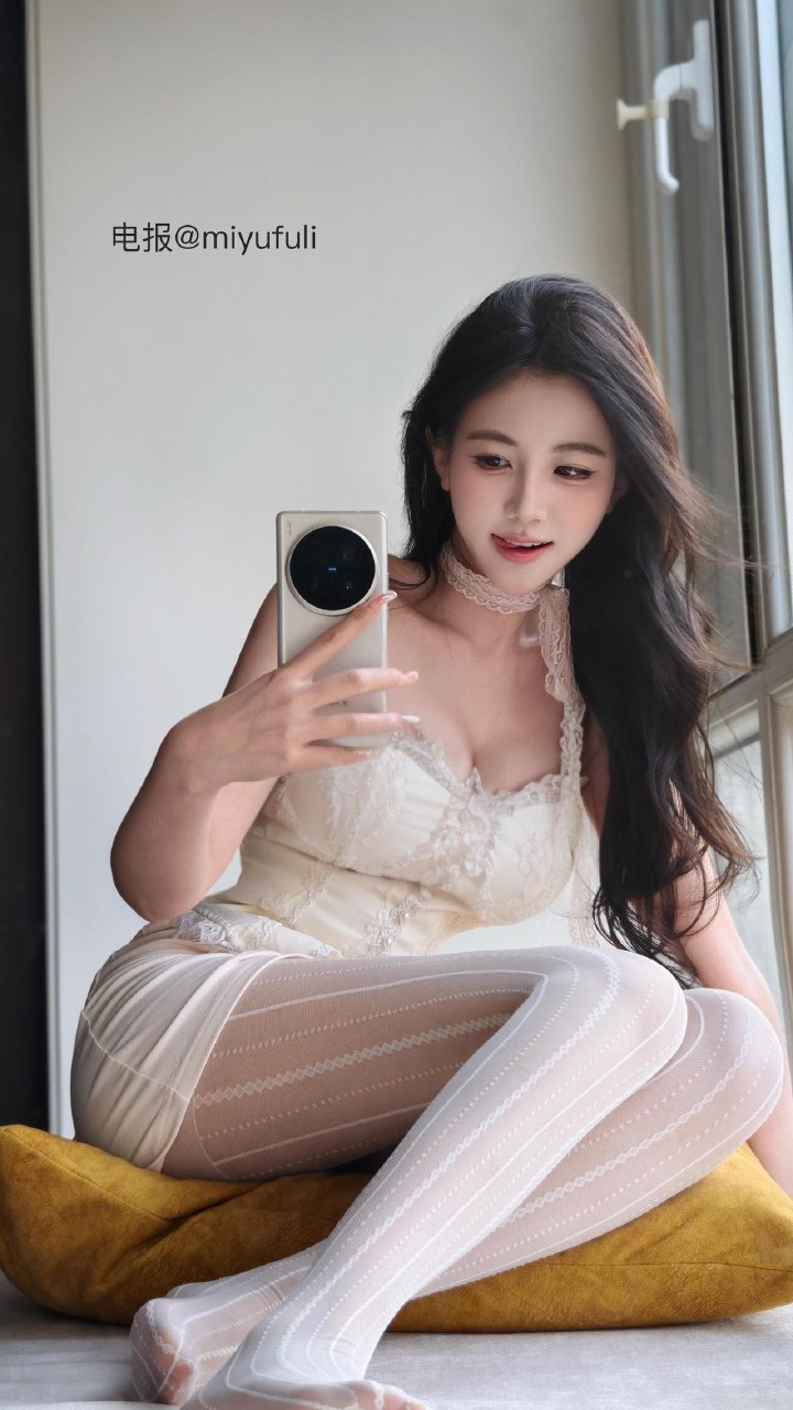 刘二萌 2025-07-09 14:51:29 鱼骨蕾丝抹胸➕竖条纹奶白丝袜👅 第12张