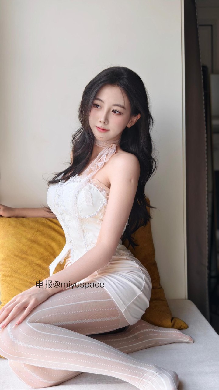 刘二萌 2025-07-09 14:51:29 鱼骨蕾丝抹胸➕竖条纹奶白丝袜👅 第14张