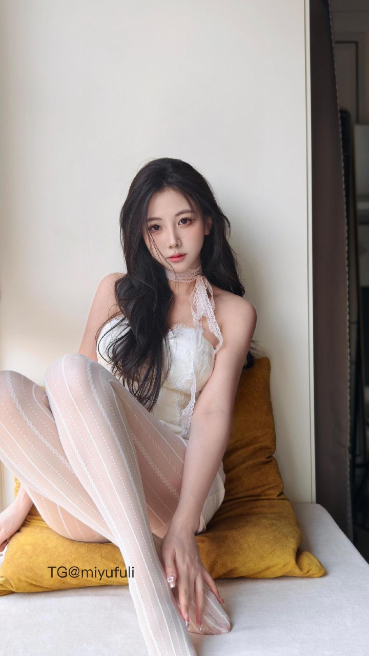 刘二萌 2025-07-09 14:51:29 鱼骨蕾丝抹胸➕竖条纹奶白丝袜👅 第13张