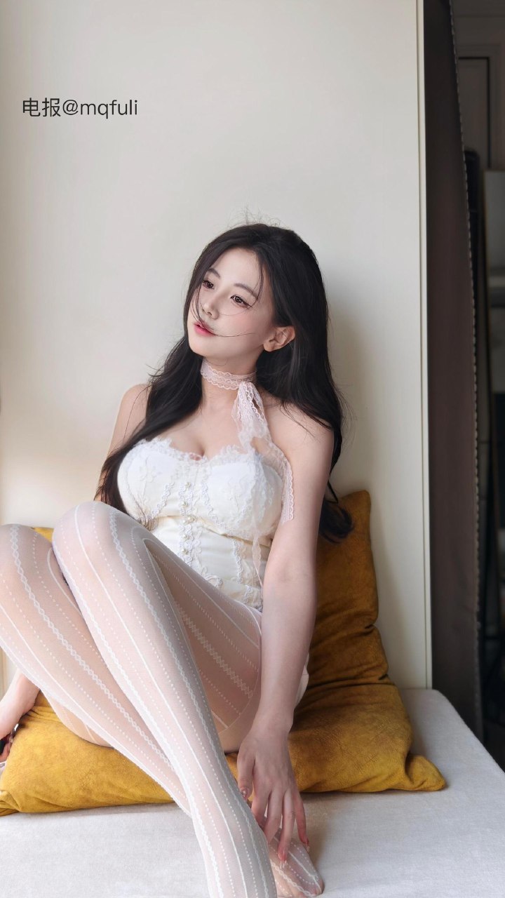 刘二萌 2025-07-09 14:51:29 鱼骨蕾丝抹胸➕竖条纹奶白丝袜👅 第15张