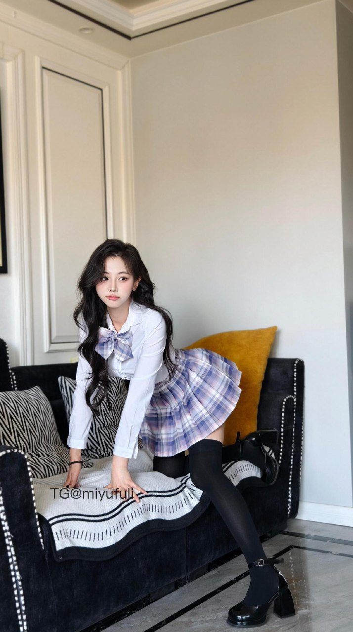 刘二萌 2025-07-11 17:24:08 装甜妹好累 还好我是真甜妹😜 #jk制服 第1张