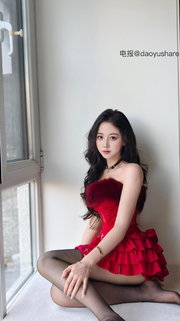 刘二萌 2025-07-11 17:40:54 红色毛茸茸抹胸蛋糕短裙😍 第3张