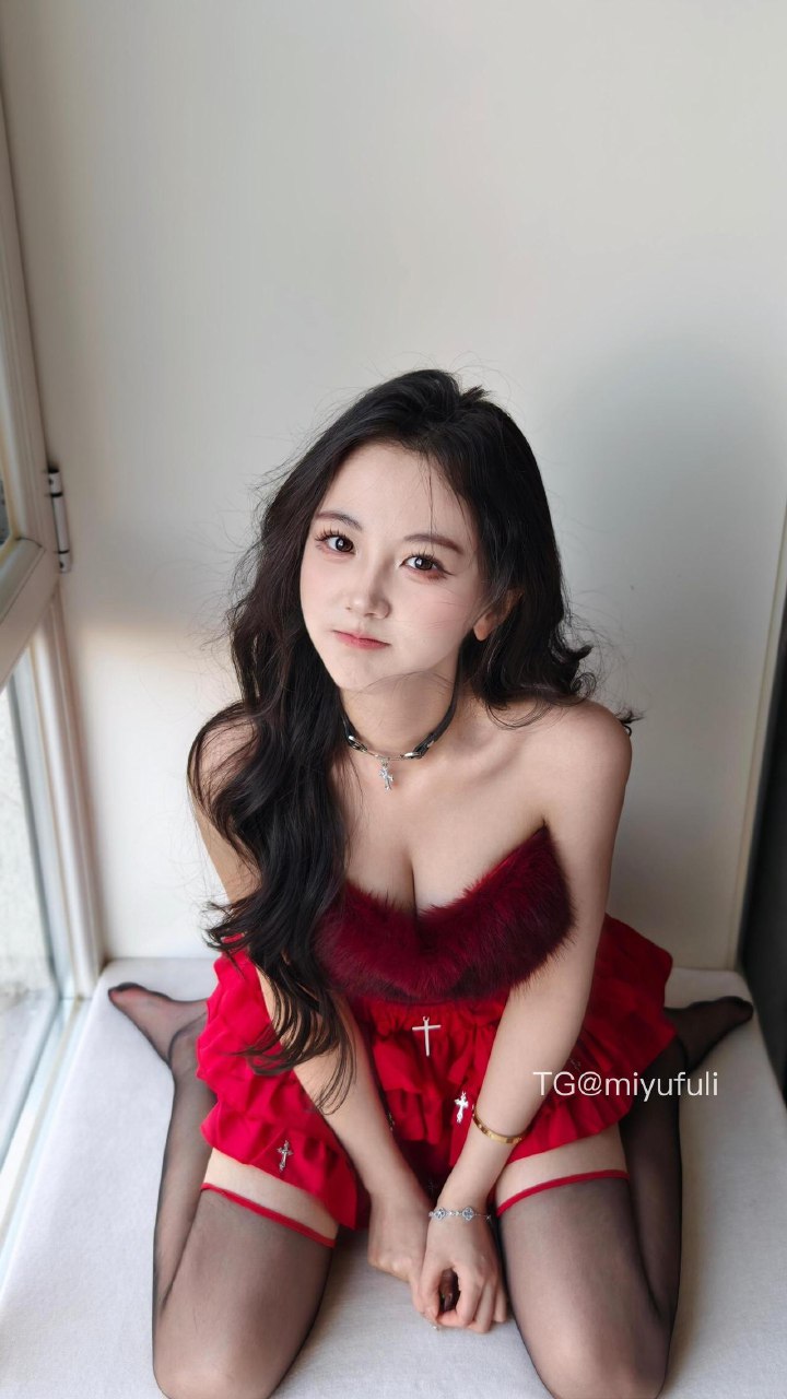 刘二萌 2025-07-11 17:40:54 红色毛茸茸抹胸蛋糕短裙😍 第2张