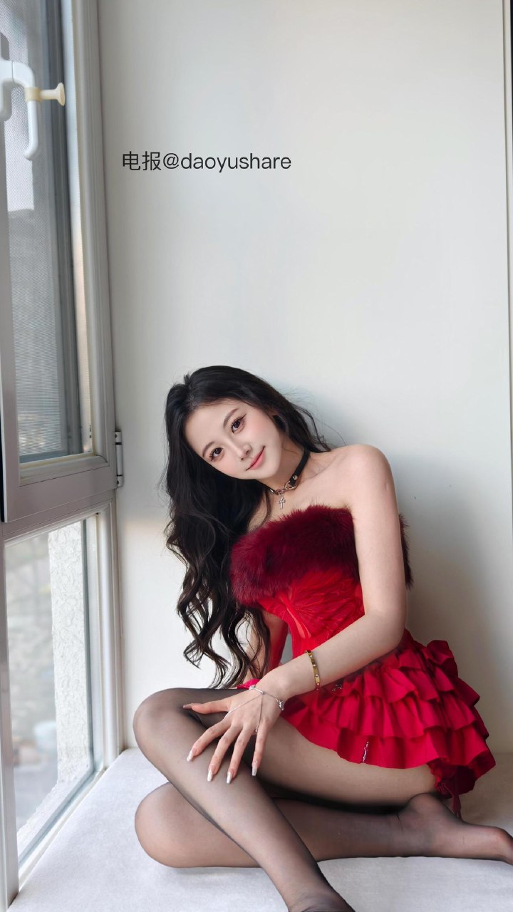 刘二萌 2025-07-11 17:40:54 红色毛茸茸抹胸蛋糕短裙😍 第18张