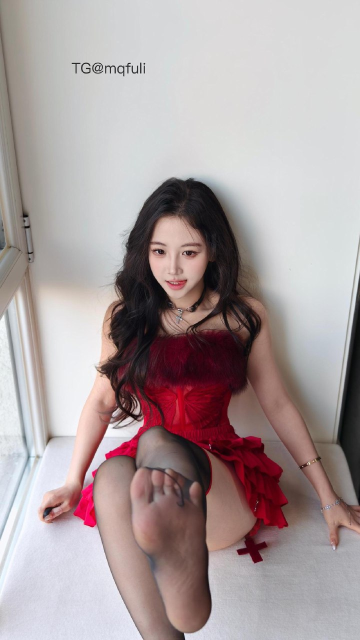 刘二萌 2025-07-11 17:40:54 红色毛茸茸抹胸蛋糕短裙😍 第7张