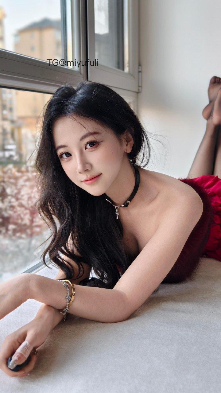 刘二萌 2025-07-11 17:40:54 红色毛茸茸抹胸蛋糕短裙😍 第14张