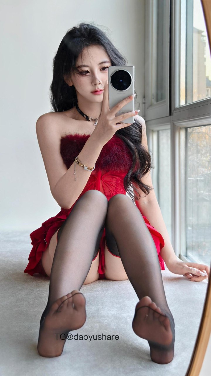 刘二萌 2025-07-11 17:40:54 红色毛茸茸抹胸蛋糕短裙😍 第10张