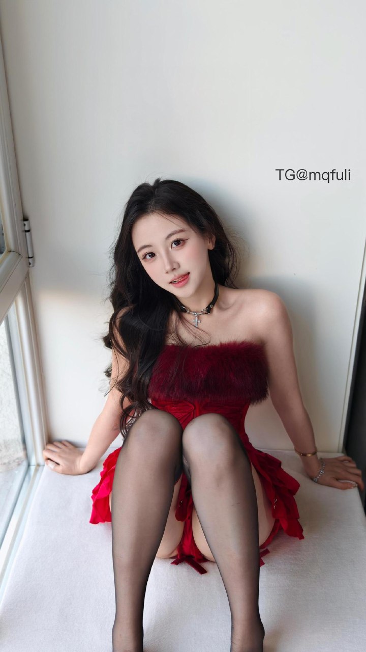 刘二萌 2025-07-11 17:40:54 红色毛茸茸抹胸蛋糕短裙😍 第6张