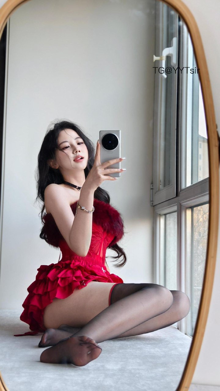 刘二萌 2025-07-11 17:40:54 红色毛茸茸抹胸蛋糕短裙😍 第4张