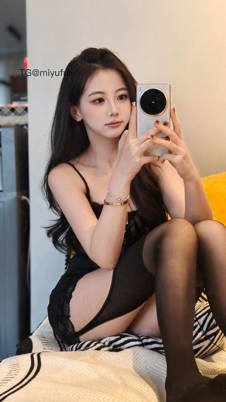 刘二萌 2025-07-14 16:06:19 黑色吊带蕾丝包臀裙 第6张