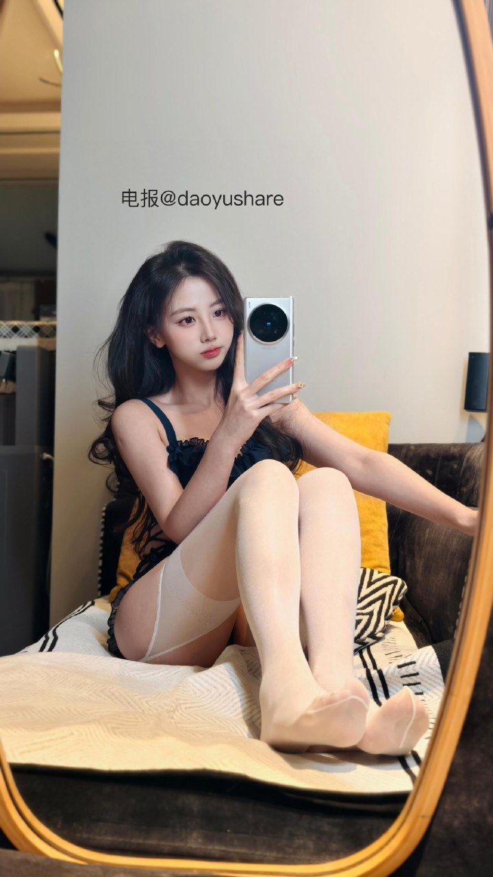 刘二萌 2025-07-15 16:10:41 18张超美大图👅📸 藏蓝色花边连体比基尼🈲 第13张