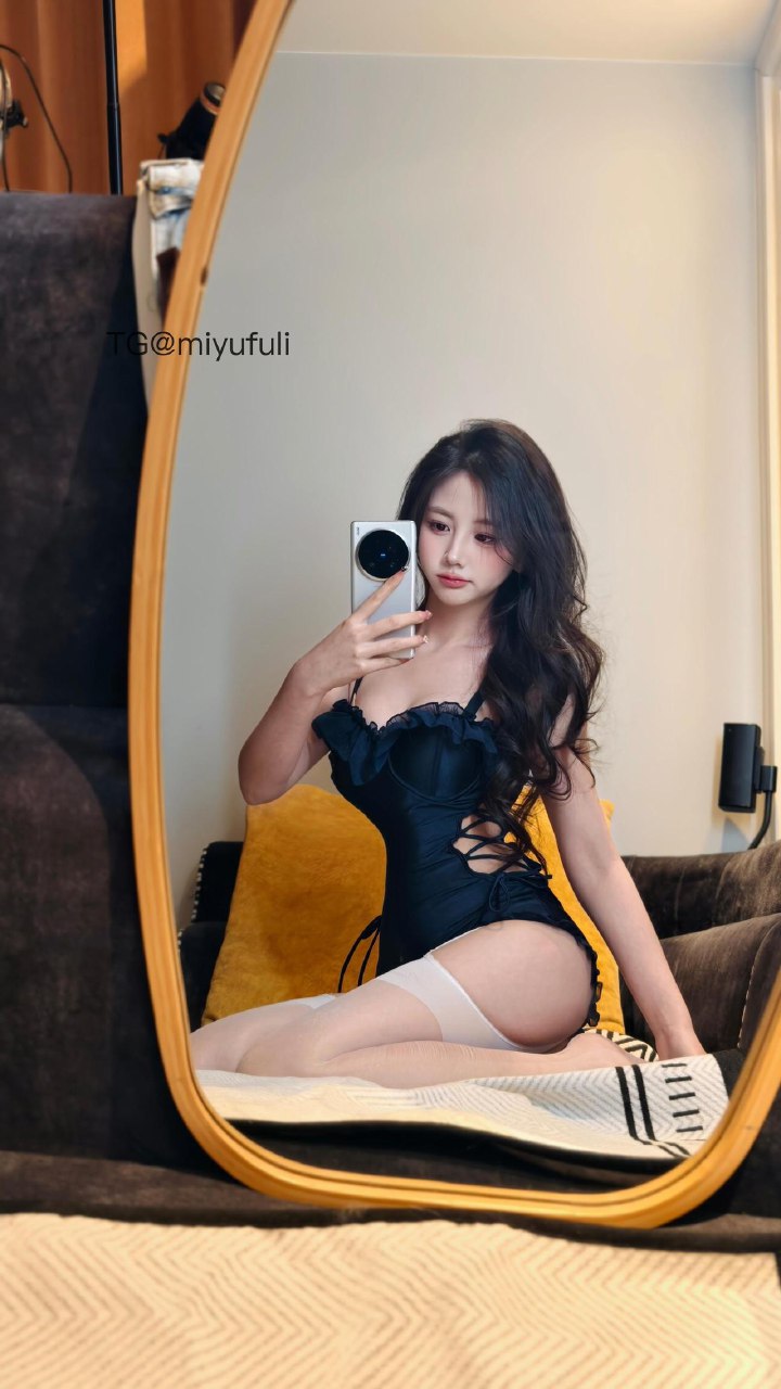 刘二萌 2025-07-15 16:10:41 18张超美大图👅📸 藏蓝色花边连体比基尼🈲 第10张