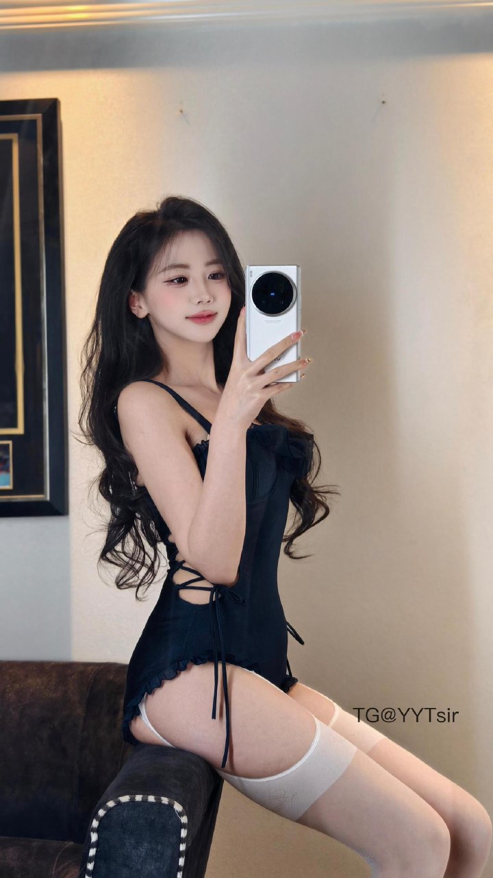 刘二萌 2025-07-15 16:10:41 18张超美大图👅📸 藏蓝色花边连体比基尼🈲 第6张