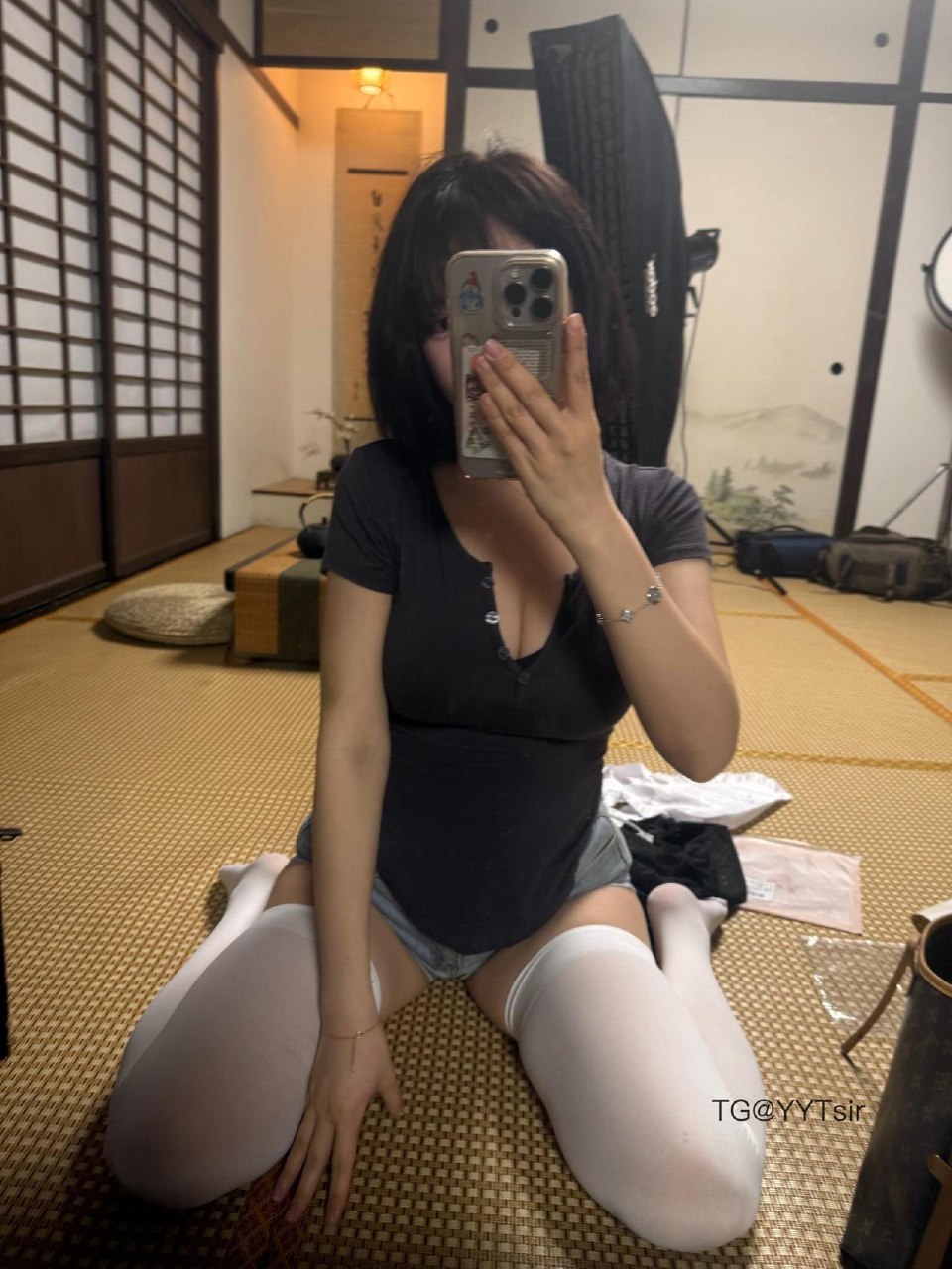 Tina很妖孽呀 2025-07-09 18:01:58 黑色v镜短袖➕白丝👙 第10张