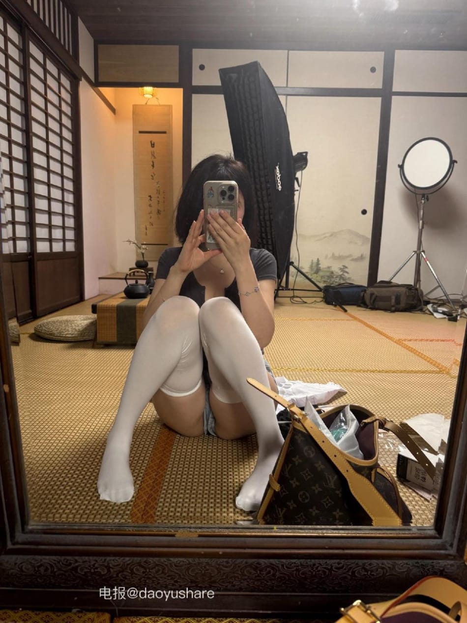 Tina很妖孽呀 2025-07-09 18:01:58 黑色v镜短袖➕白丝👙 第3张