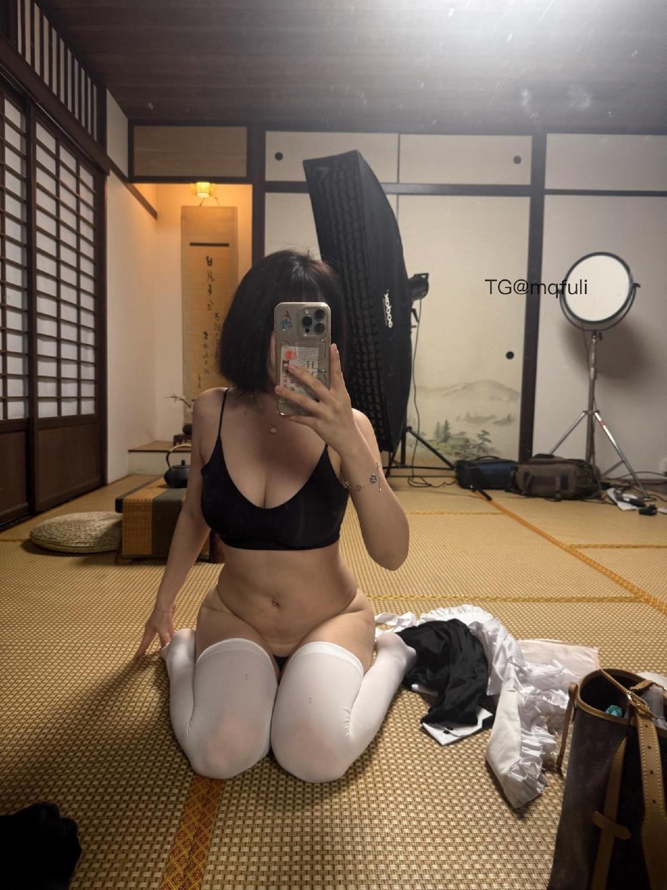 Tina很妖孽呀 2025-07-09 18:01:58 黑色v镜短袖➕白丝👙 第12张