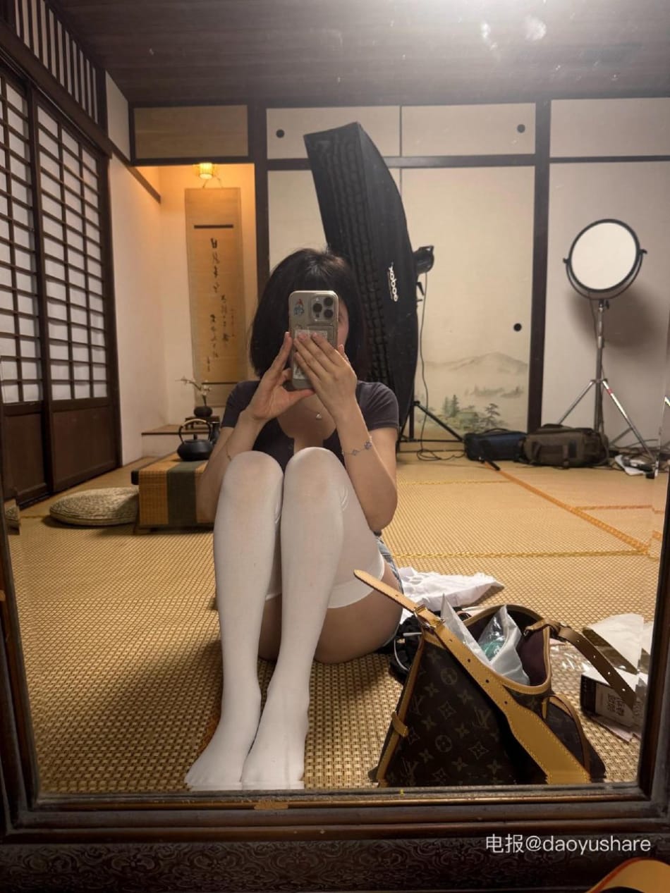 Tina很妖孽呀 2025-07-09 18:01:58 黑色v镜短袖➕白丝👙 第2张