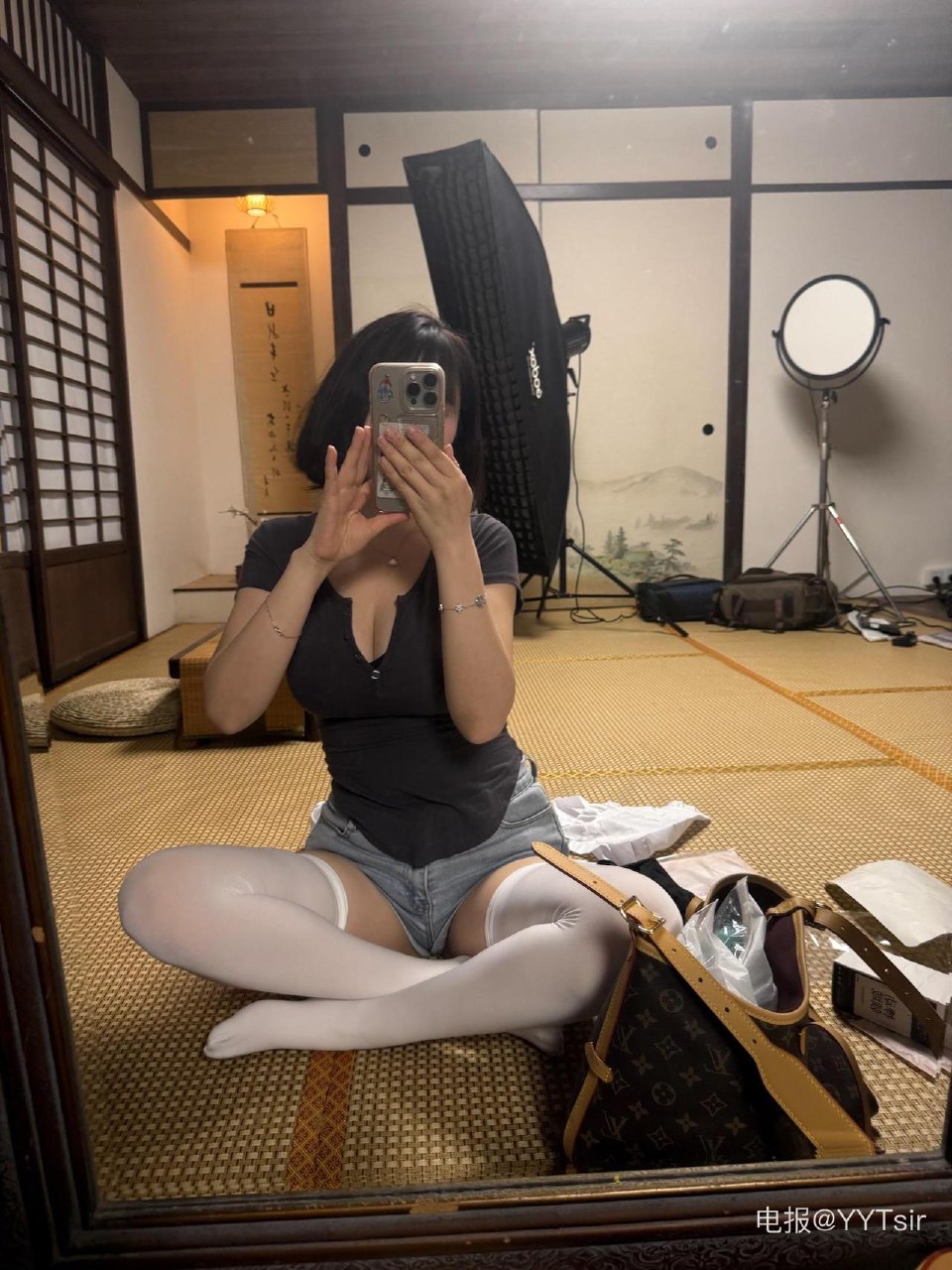 Tina很妖孽呀 2025-07-09 18:01:58 黑色v镜短袖➕白丝👙 第4张