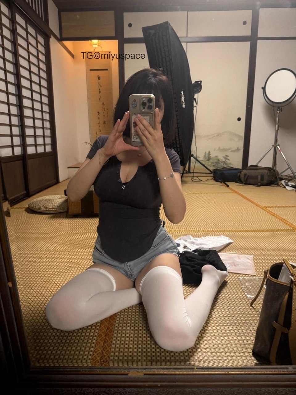 Tina很妖孽呀 2025-07-09 18:01:58 黑色v镜短袖➕白丝👙 第8张