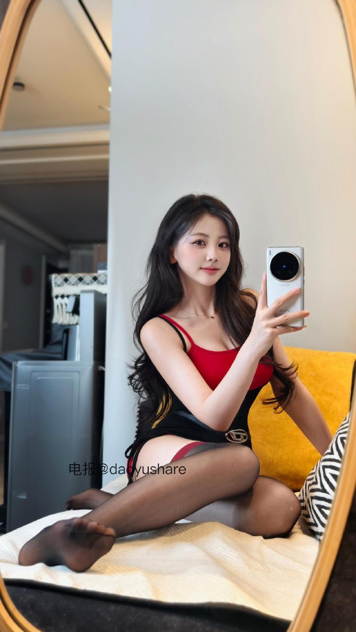 刘二萌 2025-07-16 16:17:08 欧美假两件吊带连体裤 第3张