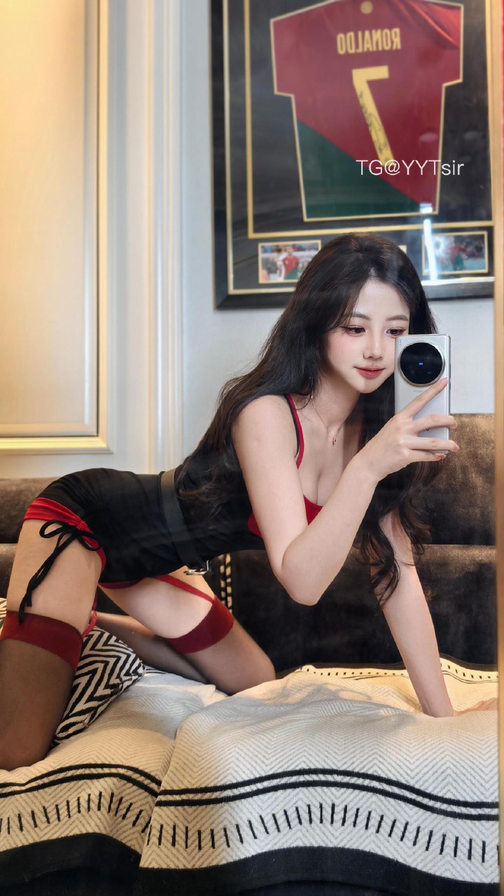 刘二萌 2025-07-16 16:17:08 欧美假两件吊带连体裤 第1张