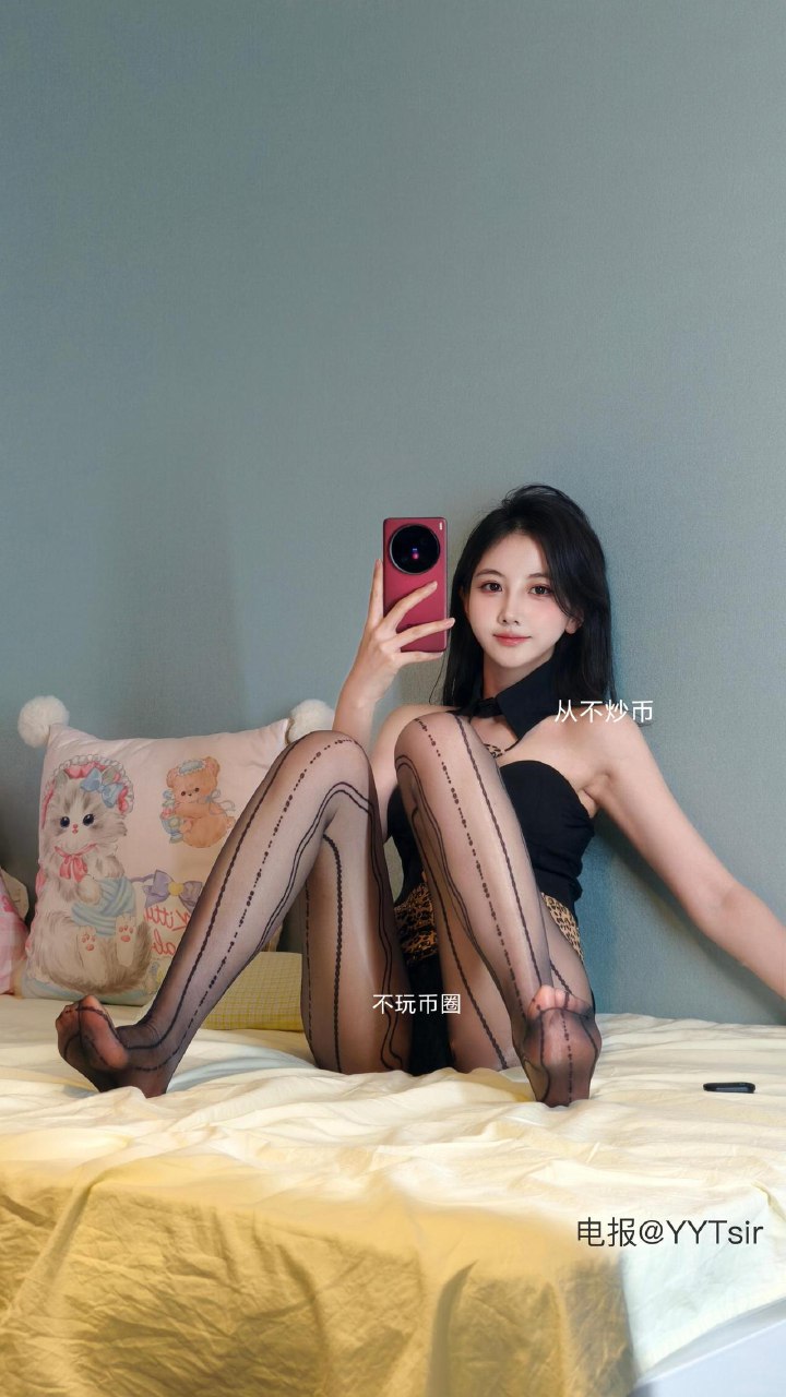 刘二萌 2025-07-23 15:45:03 豹纹领带鱼骨抹胸包臀两件套🤩 第3张