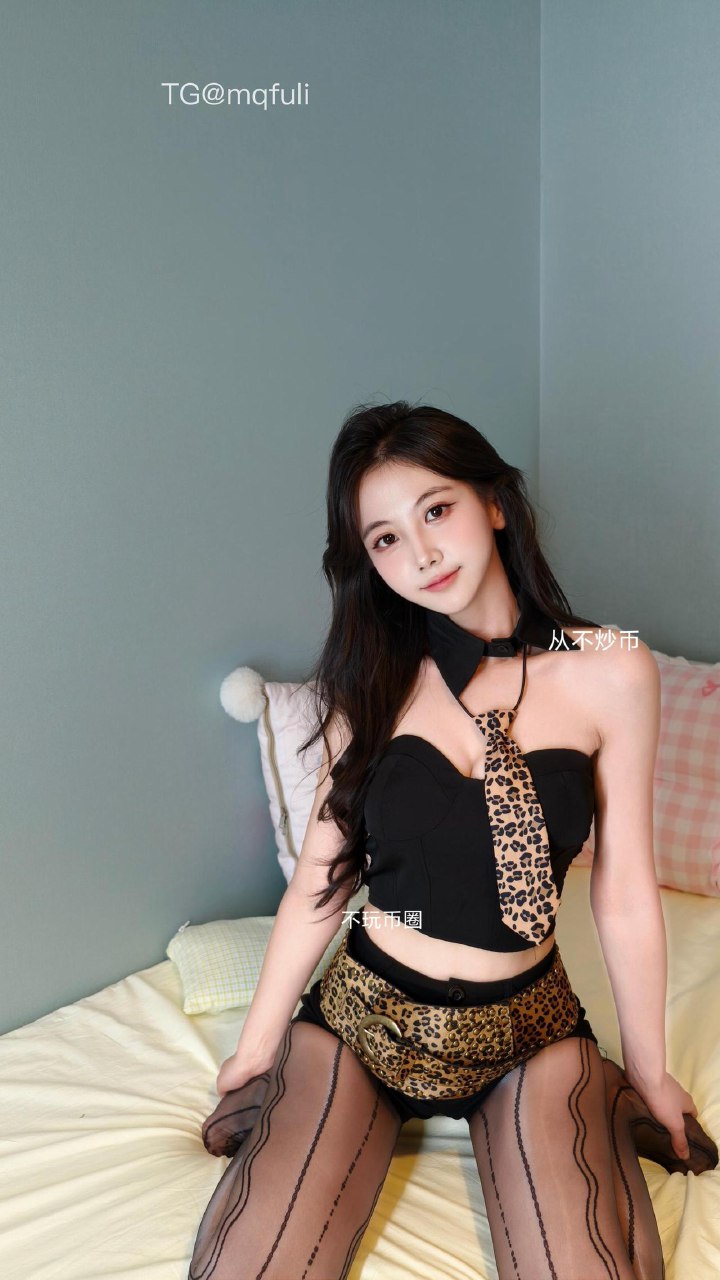 刘二萌 2025-07-23 15:45:03 豹纹领带鱼骨抹胸包臀两件套🤩 第10张