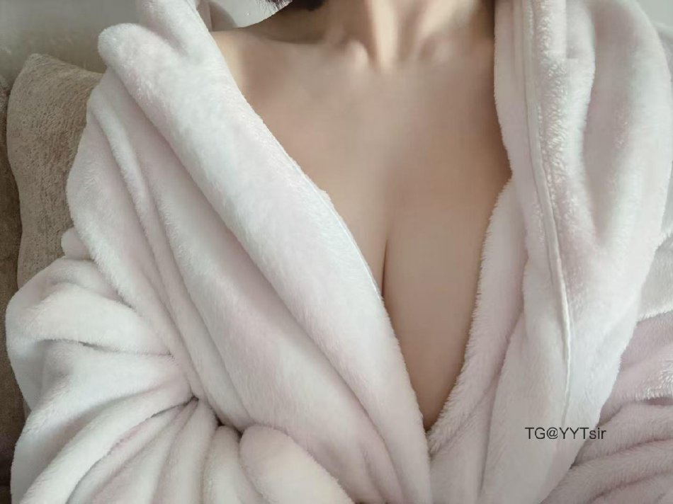 VC #Vickyyyii 2025-07-07 18:48:27 真空睡衣福利来啦!白色睡袍纯欲满满 Vickyyyii 第1张